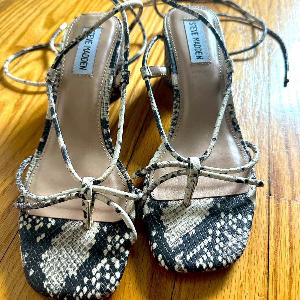 Like new ladies Steve Madden sandals size 7.5